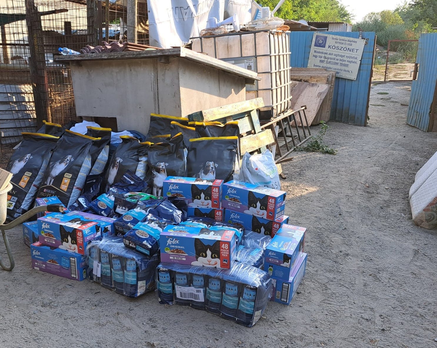 Futter und Wasser für Tiere